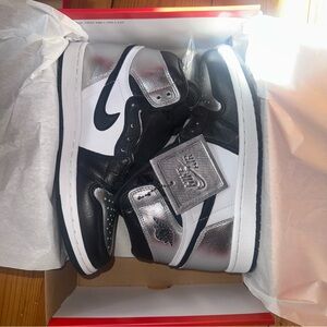 NWT in box Women’s Jordan 1 High OG Silver Toe